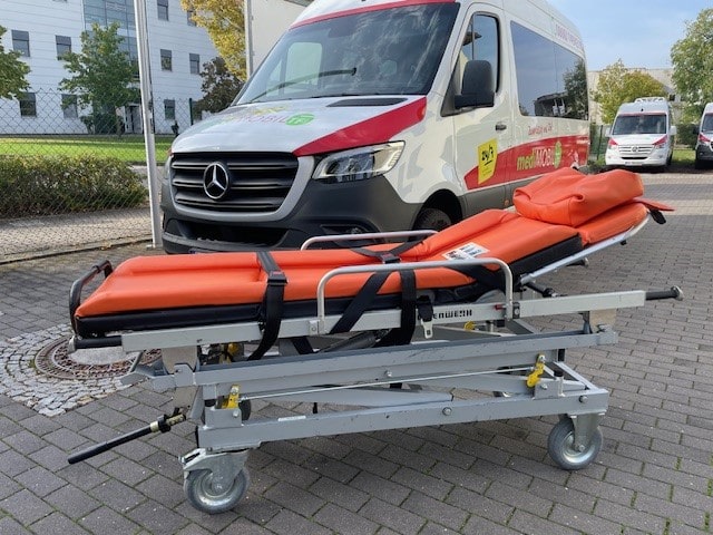 Liege, portable, eingefahren, liegend, Patientenbeförderung, mediMobil TF GmbH
